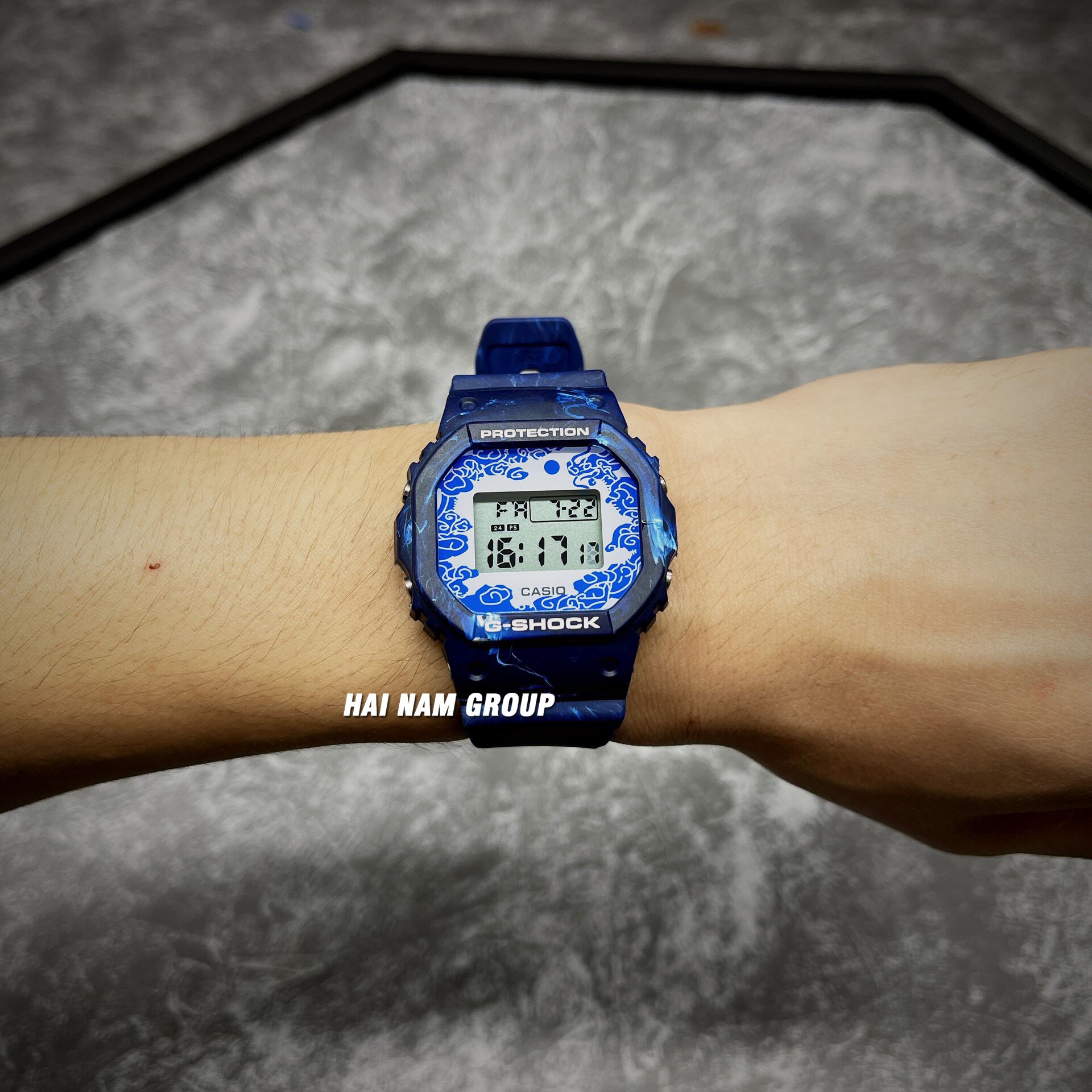 Đồng hồ nam nữ G-SHOCK DW-5600BWP-2 Xanh dương hoa văn trắng 4