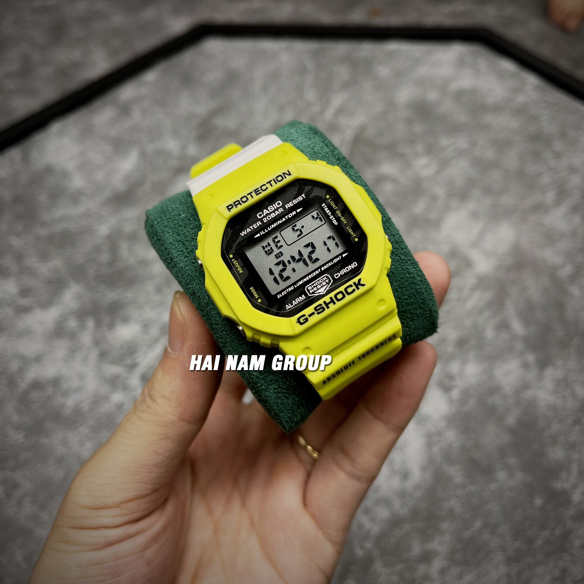 Đồng hồ nam nữ G-SHOCK DW-5600TGA-9 Xanh neon nền trắng 3
