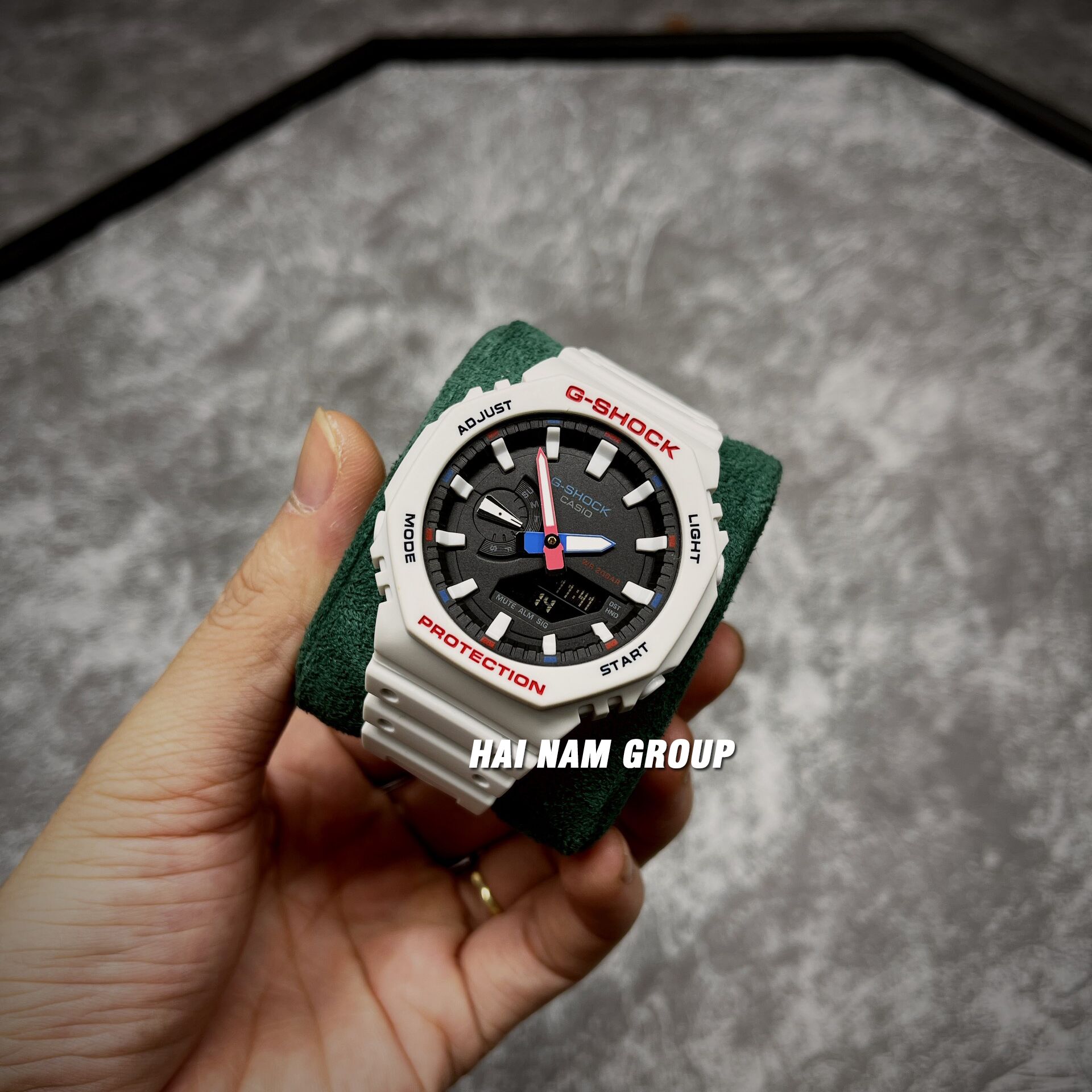 Đồng hồ nam nữ G-SHOCK GMA-S2100WT-7A1 Trắng mặt đen chữ xanh đỏ 2
